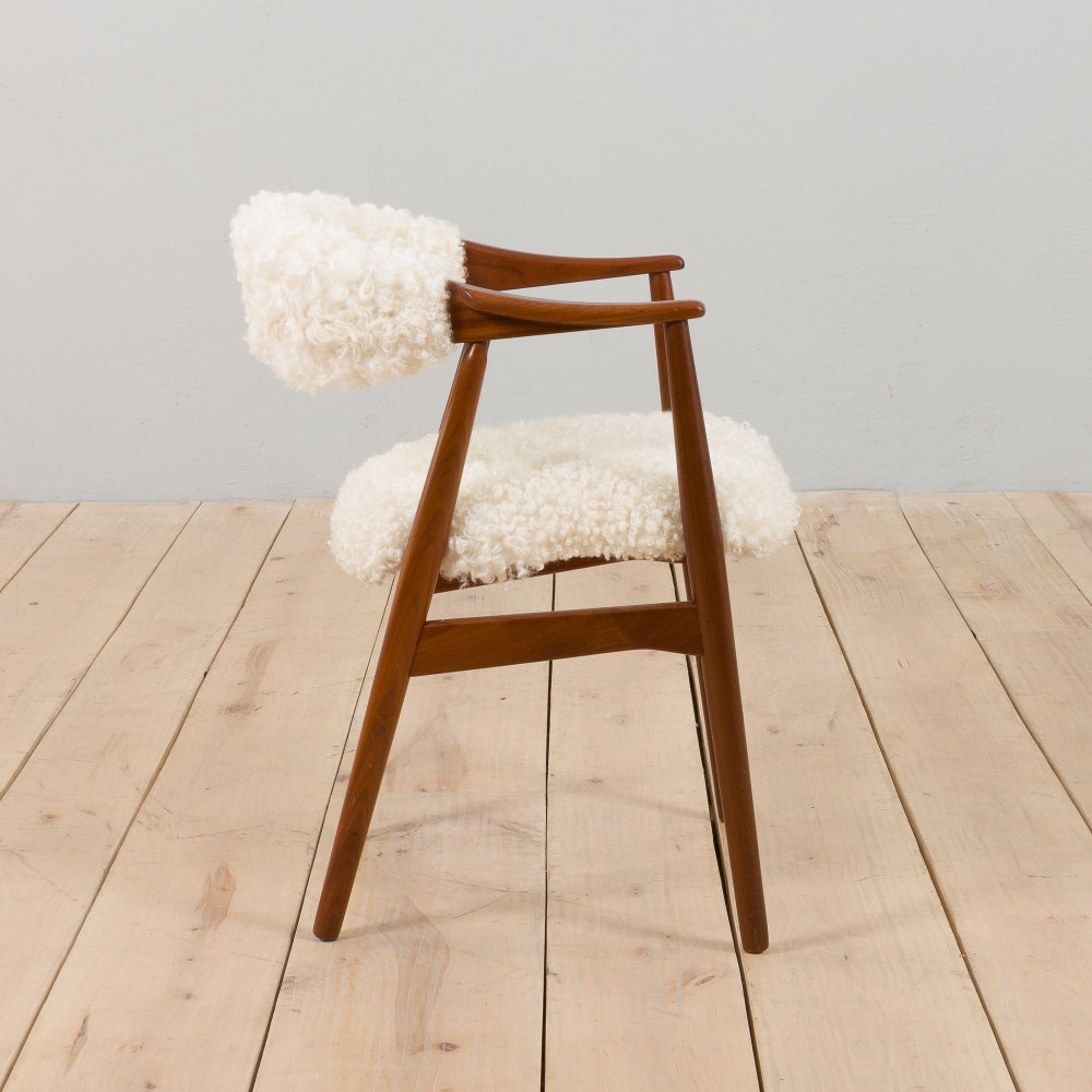 Th. Herlev, Farstrup solid teak chair in natural sheepskin upholstery, Denmark 1960s. - Image 4