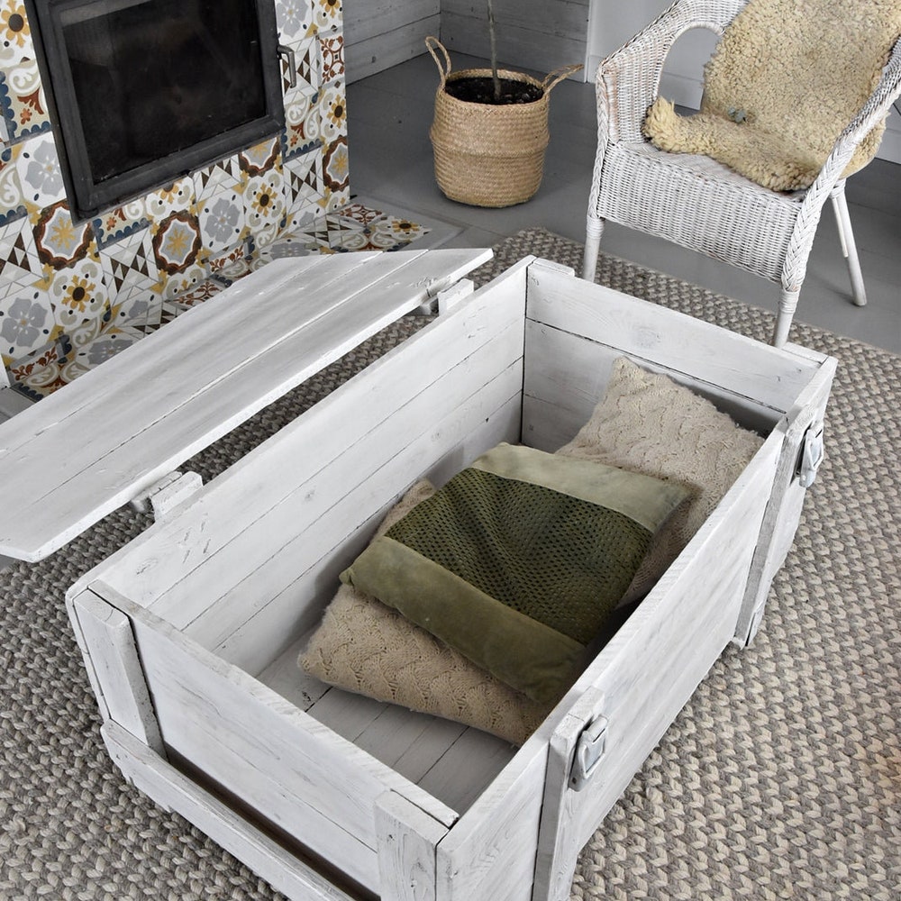 Old white chest army box coffee table rustic style organic barn wood reclaimed solid wood on wheles massive table chic provencal table MFW - Image 4