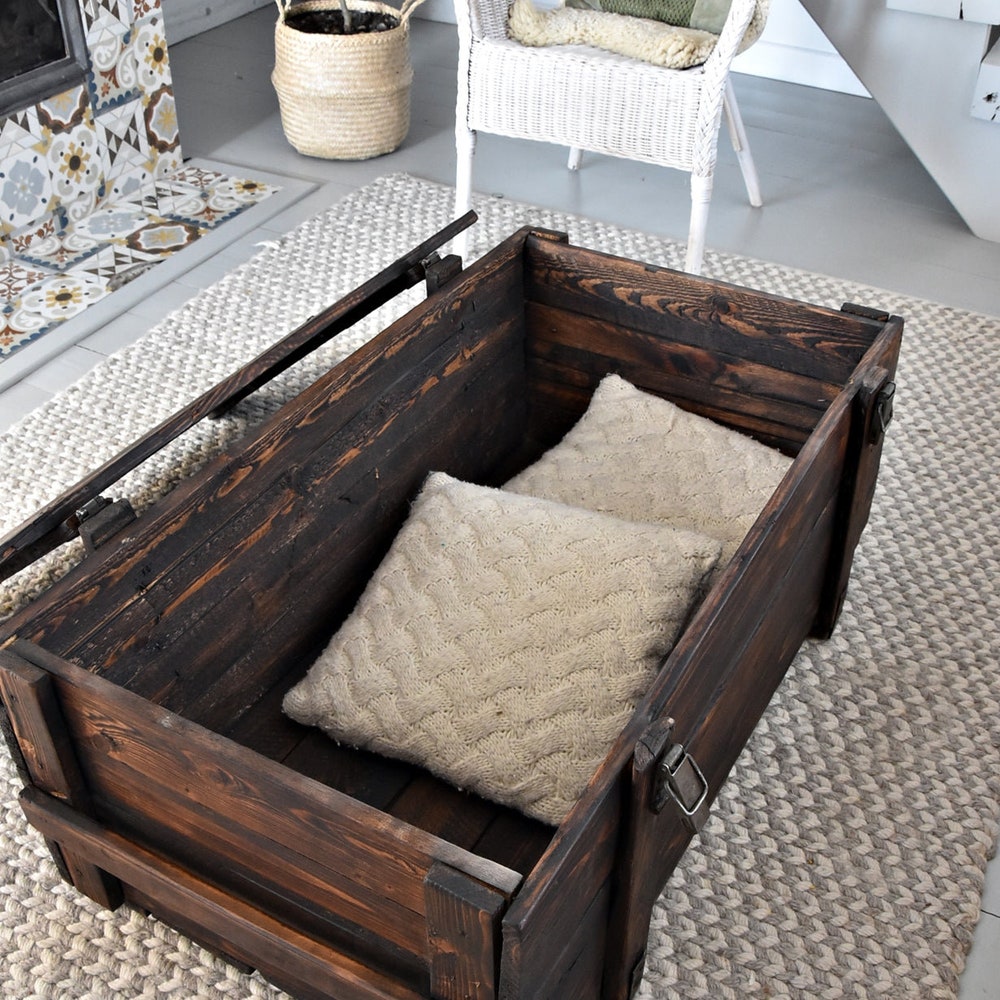 Old chest box vitage military coffee table rustic country style organic redesign reclaimed solid pine dark wood on wheles massive MFWdesign - Image 5