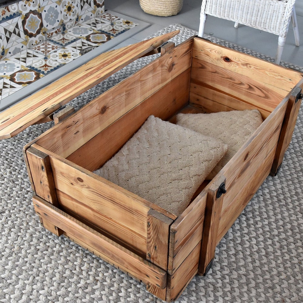 Old chest box vitage military coffee table rustic country style organic redesign reclaimed solid pine light wood on wheles massive MFWdesign - Image 5