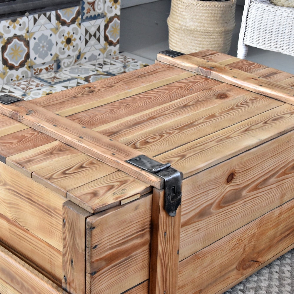 Old chest box vitage military coffee table rustic country style organic redesign reclaimed solid pine light wood on wheles massive MFWdesign - Image 4