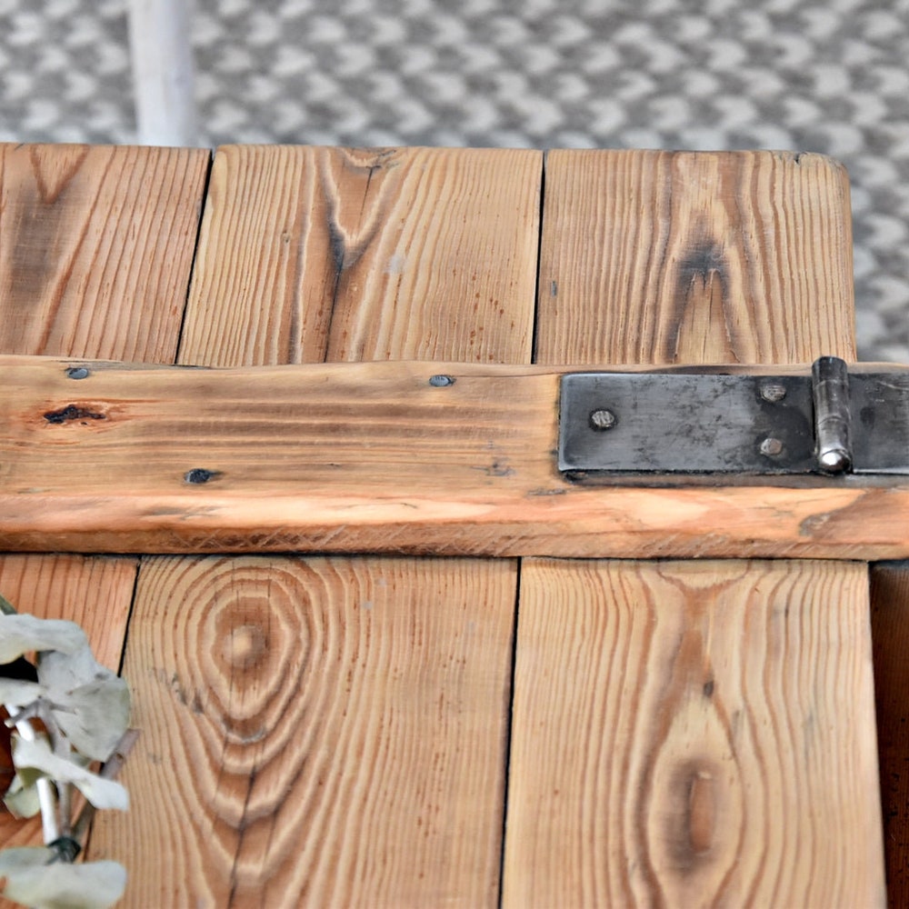 Old chest box vitage military coffee table rustic country style organic redesign reclaimed solid pine light wood on wheles massive MFWdesign - Image 6