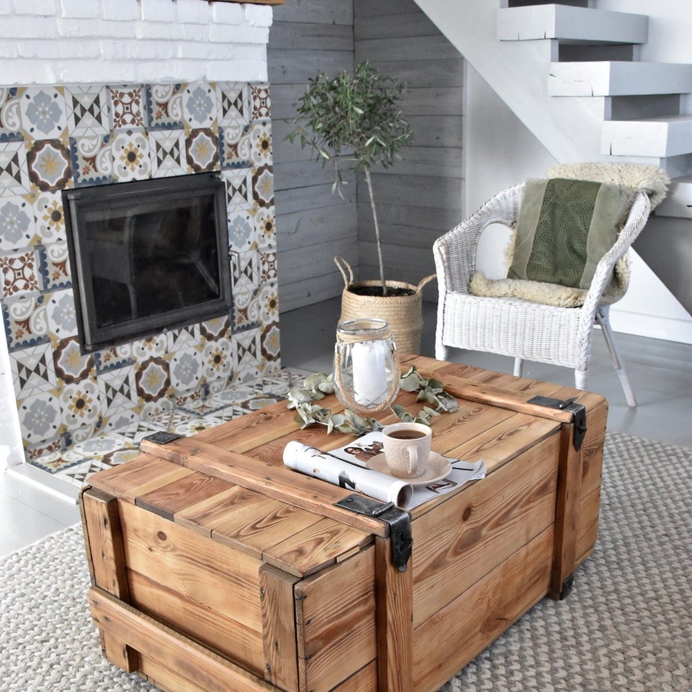 Old chest box vitage military coffee table rustic country style organic redesign reclaimed solid pine light wood on wheles massive MFWdesign - Image 3