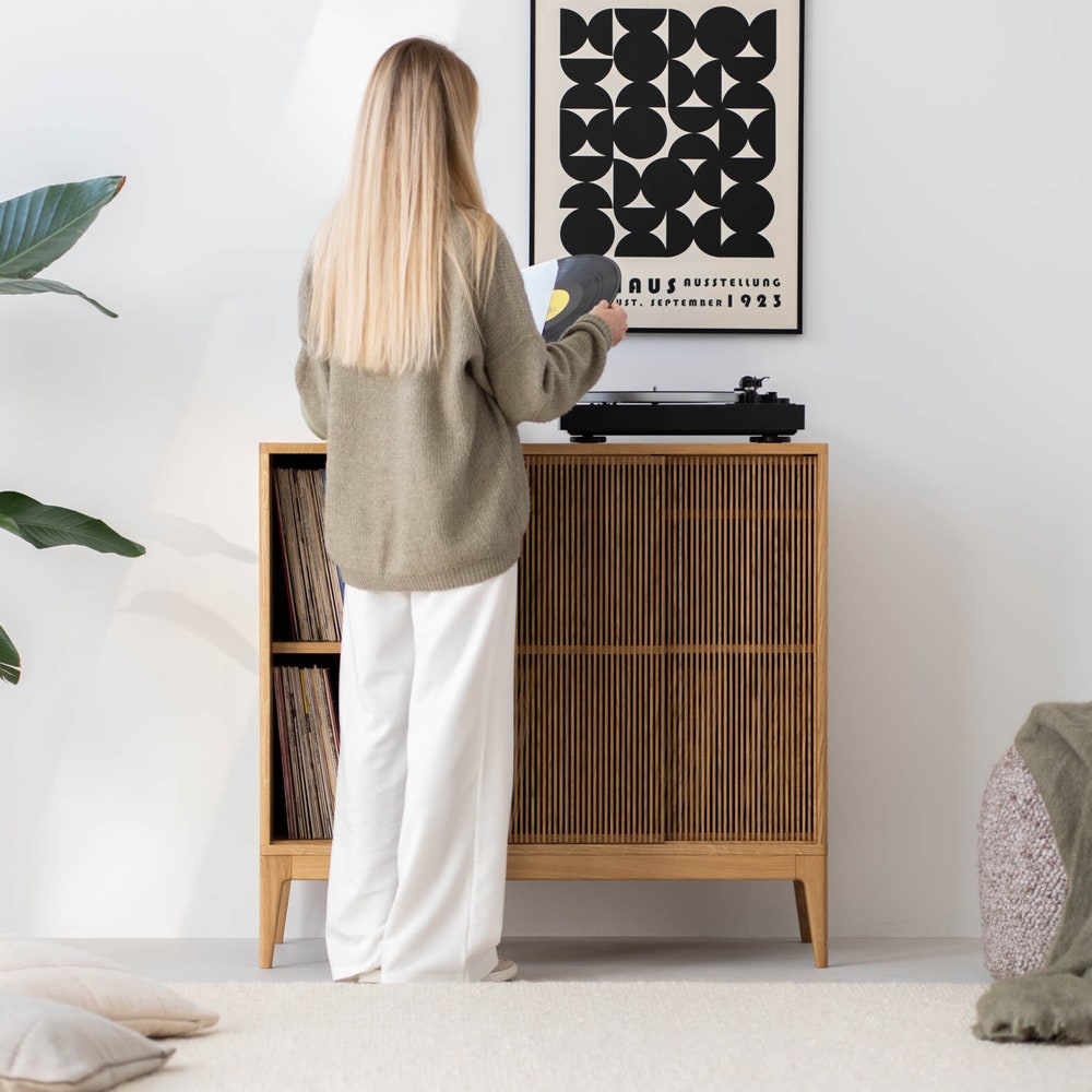 TONN 101 HIGH - Modern solid oak cabinet, stylish and versatile storage solution