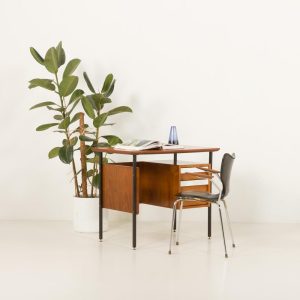 il_1000x1000.6820255335_tnpm.jpg Small Italian vintage desk, 1950s